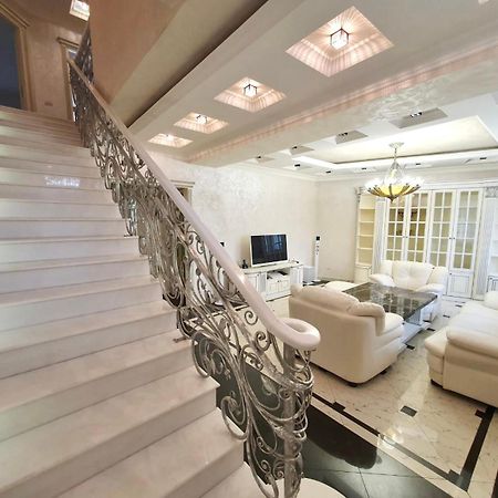 Роскошная Двухуровневая Квартира Luxurious Duplex Apartment เยเรวาน ภายนอก รูปภาพ