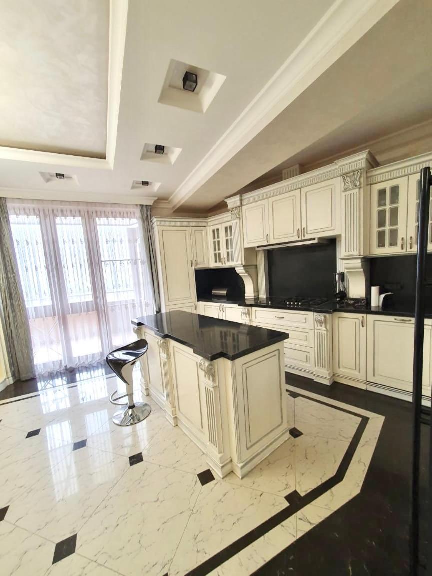 Роскошная Двухуровневая Квартира Luxurious Duplex Apartment เยเรวาน ภายนอก รูปภาพ